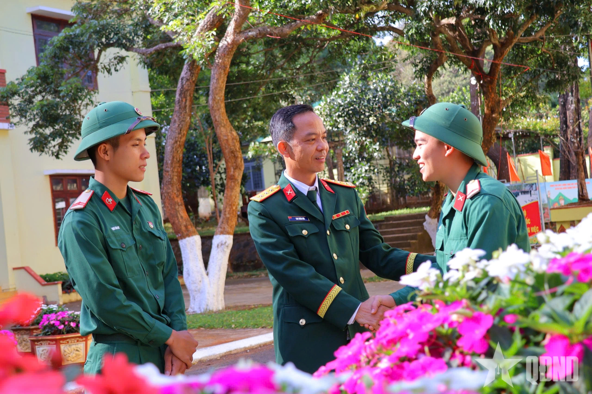 Thanh xuân rực rỡ trong màu áo lính